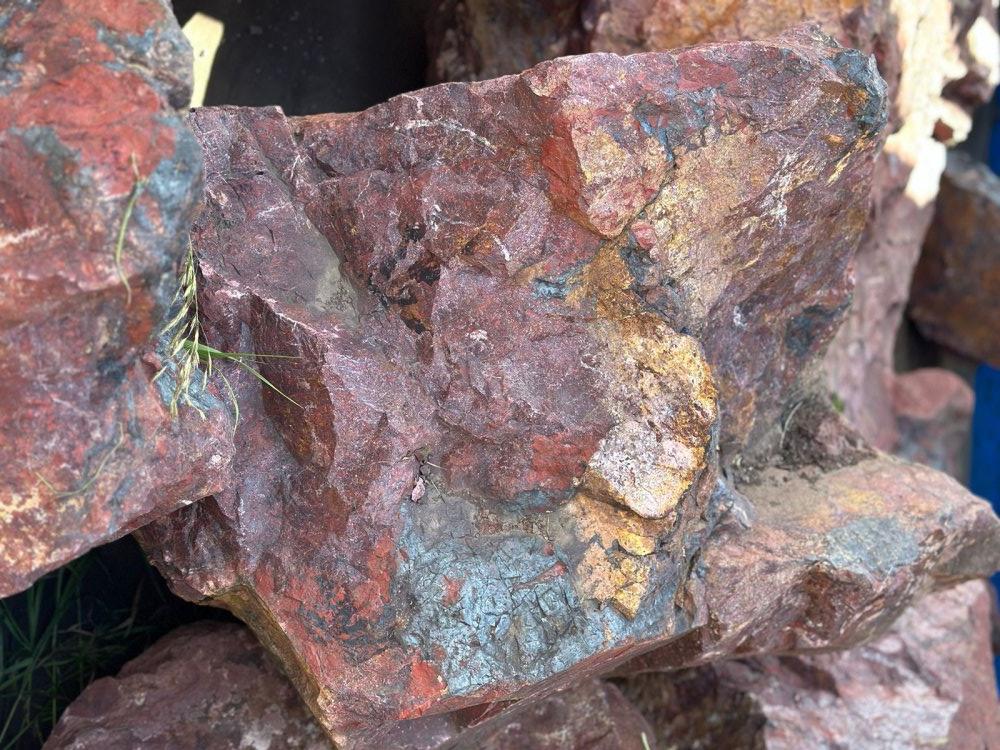 Камни для ландшафтного дизайна красно-фиолетовые 10-60 килограмм купить в Пушкино