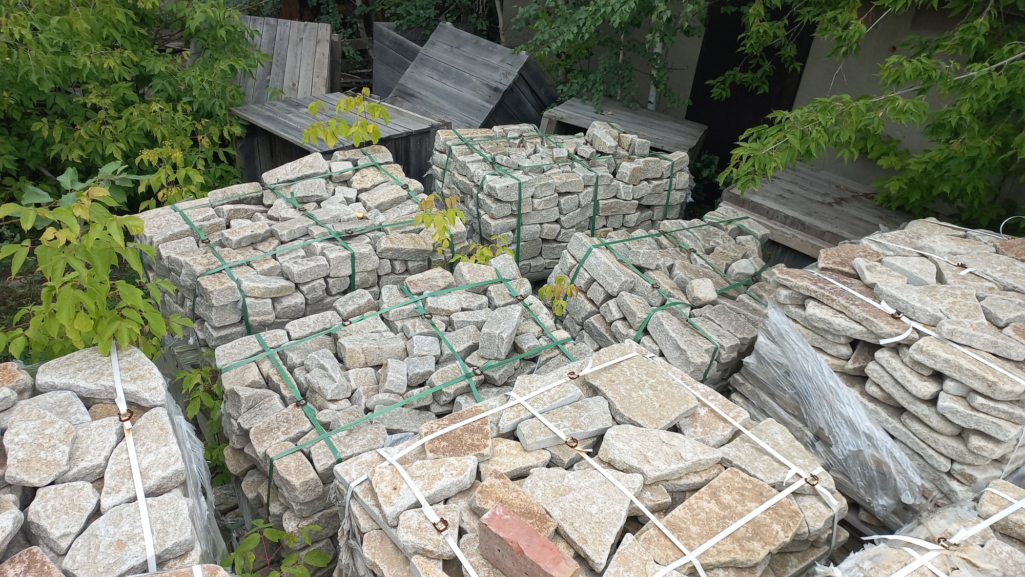 Плитняк галтованный гранитный для ландшафтного дизайна купить в Пушкино