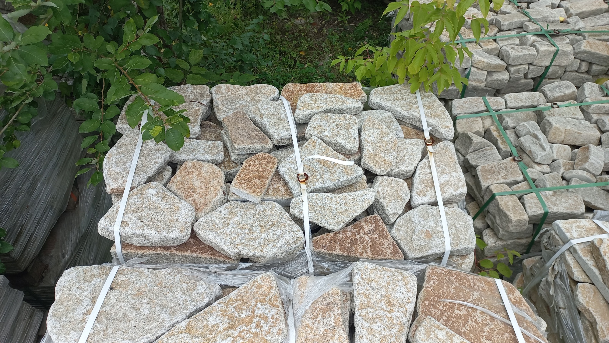 Плитняк галтованный гранитный для ландшафтного дизайна купить в Пушкино