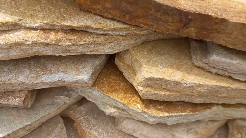 Плитняк златолит жёлтый золотистый для отмостки купить в Пушкино