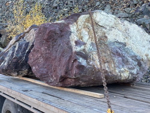 Огромные красно-фиолетовые валуны для ландшафтного дизайна весом более 5 тонн купить в Пушкино