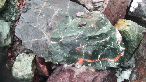 Гигантские зелёные валуны для ландшафтного дизайна весом более 5 тонн купить в Пушкино