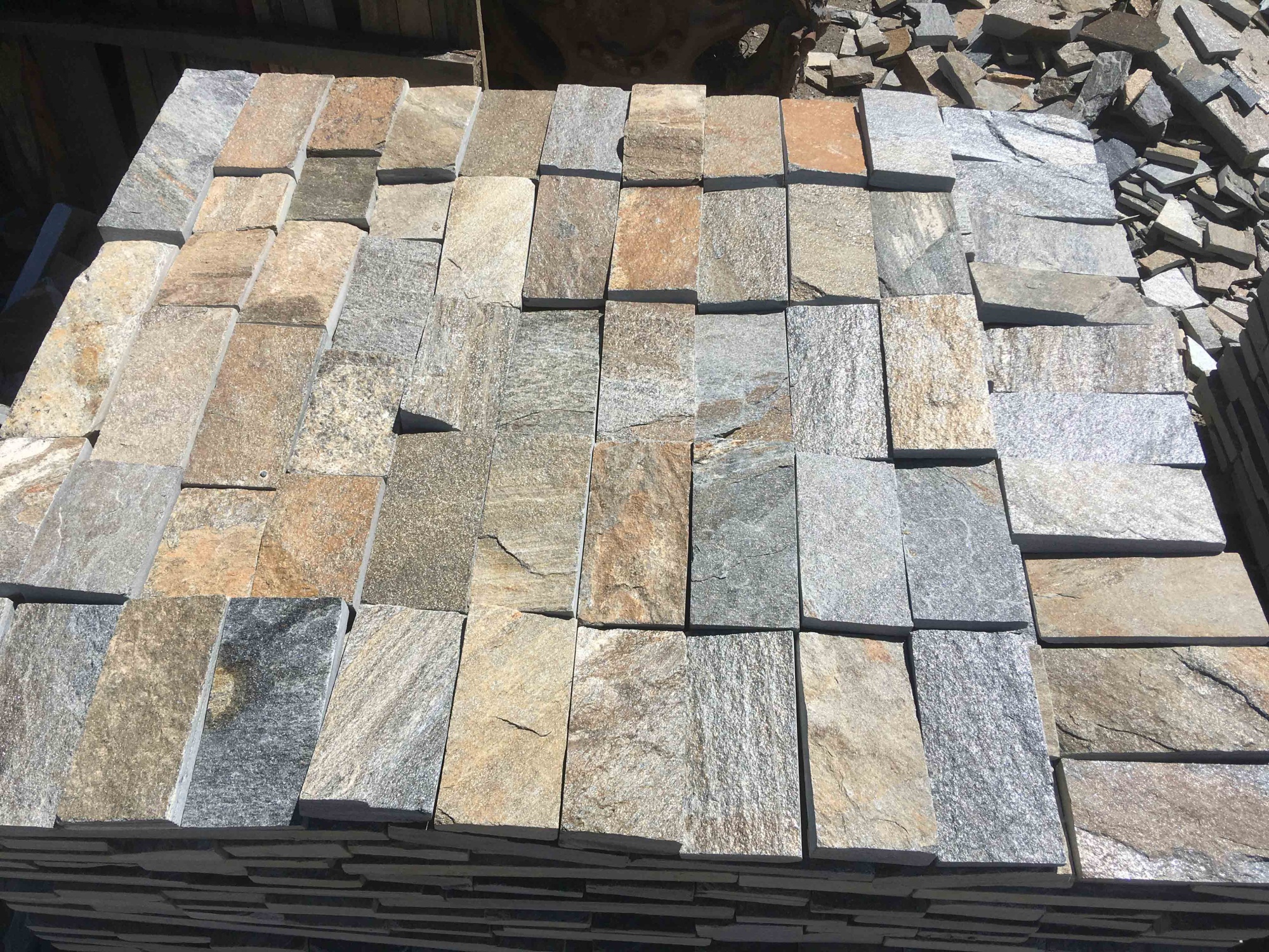 Плитка пилёная златолит Уральский для фасада купить в Пушкино