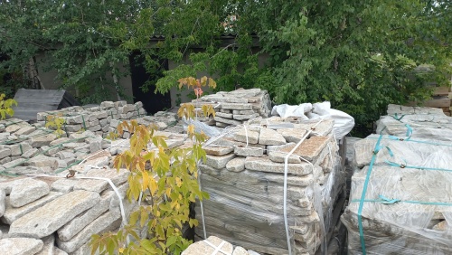 Плитняк галтованный гранитный для ландшафтного дизайна купить в Пушкино