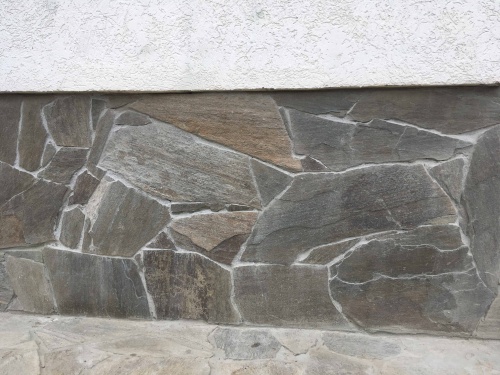 Плитняк златолит Уральский для цоколя, отмостки купить в Пушкино