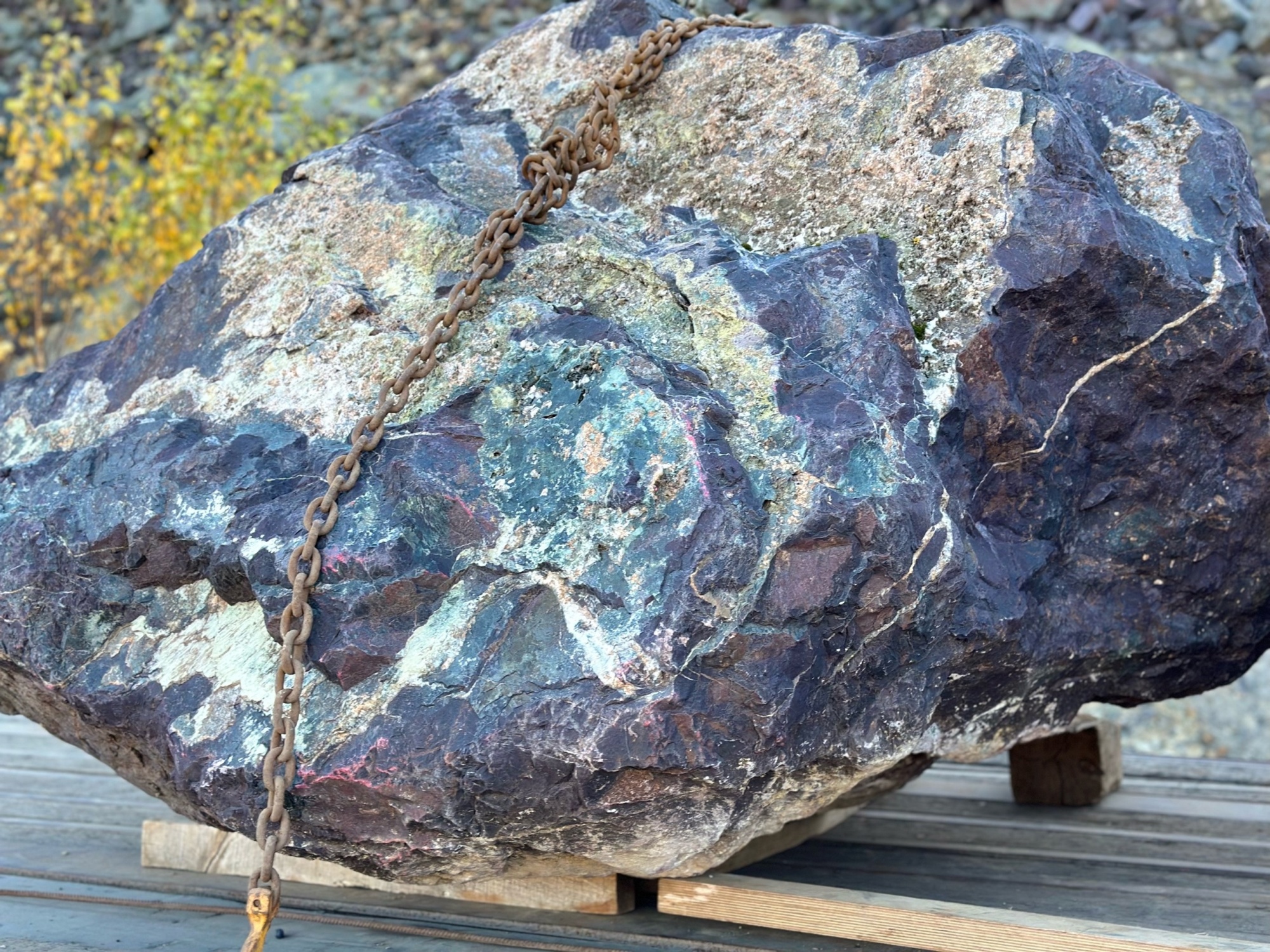 Огромные красно-фиолетовые валуны для ландшафтного дизайна весом более 5 тонн купить в Пушкино