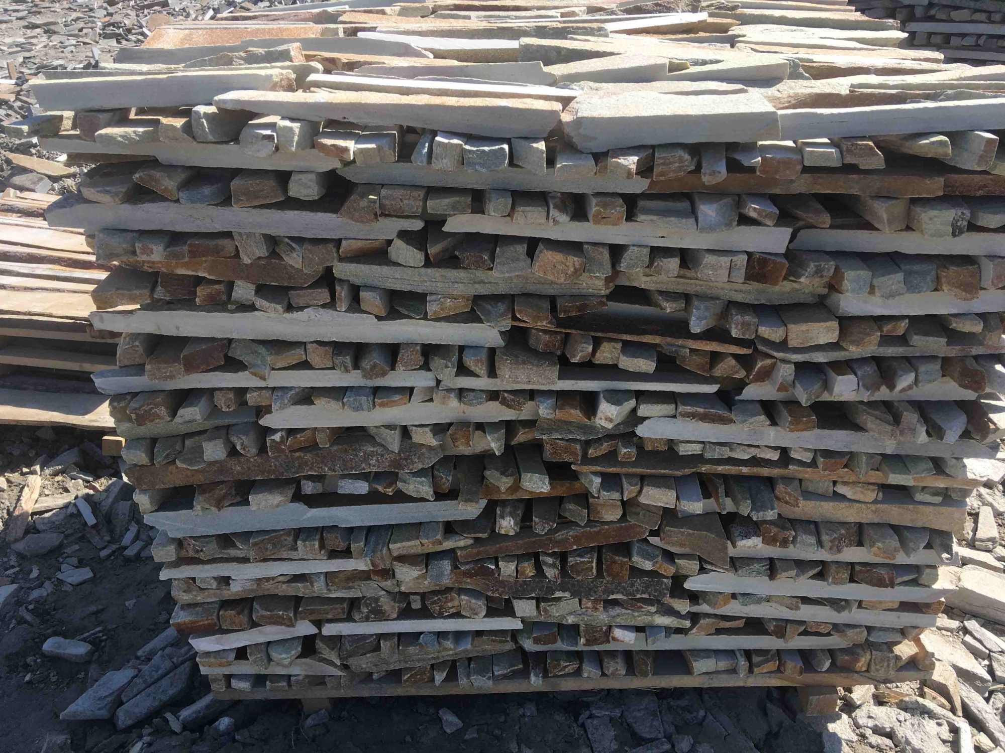 Горбушка златолит золотистый для облицовки купить в Пушкино