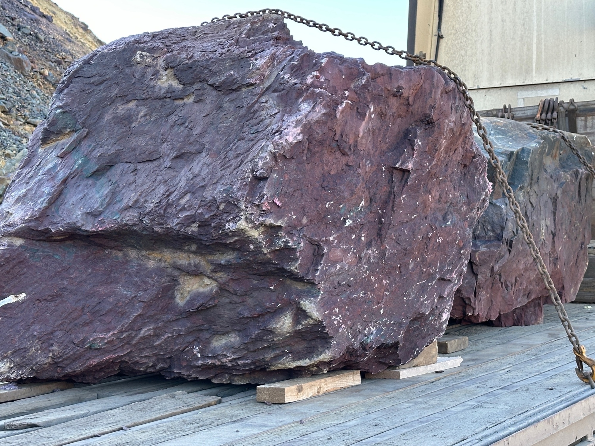 Огромные красно-фиолетовые валуны для ландшафтного дизайна весом более 5 тонн купить в Пушкино