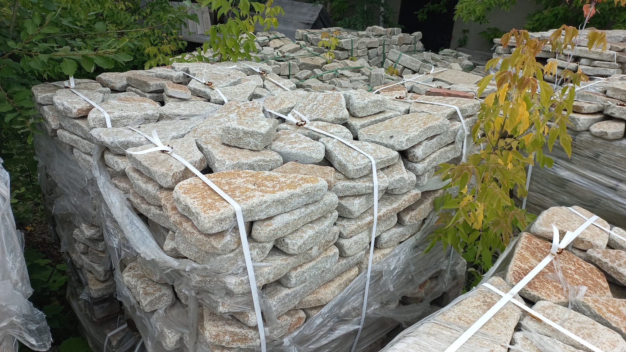 Плитняк галтованный гранитный для ландшафтного дизайна купить в Пушкино