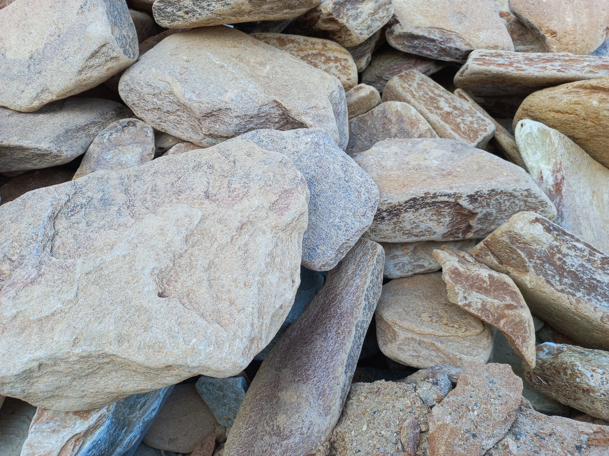 Златолит жёлтый, жёлто-зелёный глыбки и валуны для ланшафтного дизайна купить в Пушкино