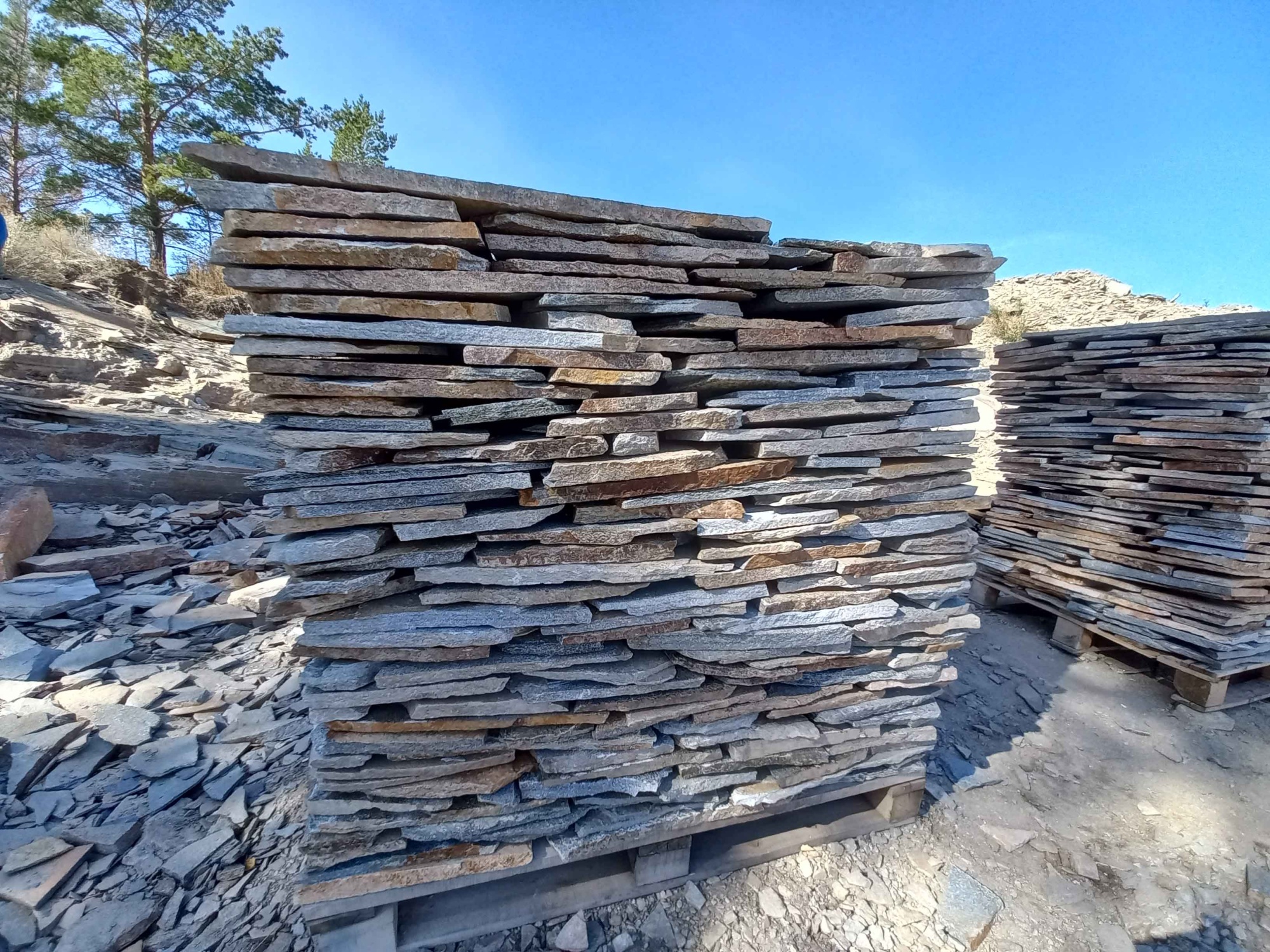 Плитняк златолит серебристый для фасада купить в Пушкино