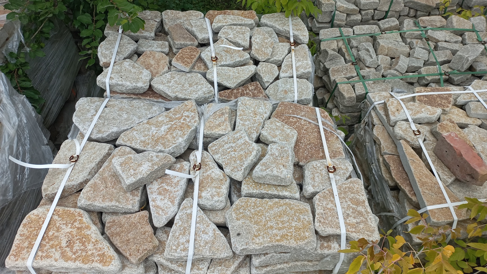 Гранитный плитняк галтованный для мощения купить в Пушкино