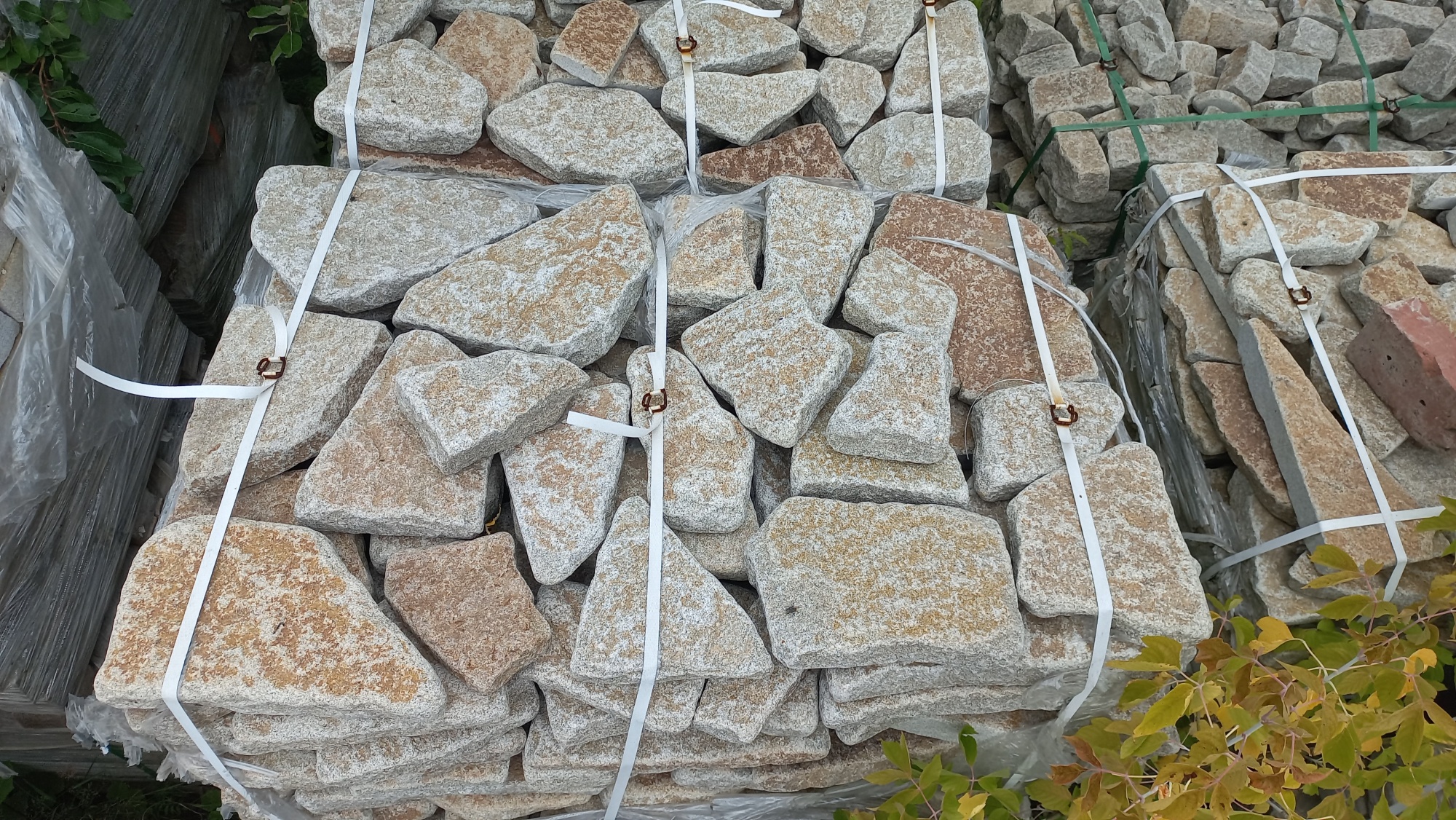 Плитняк галтованный гранитный для ландшафтного дизайна купить в Пушкино